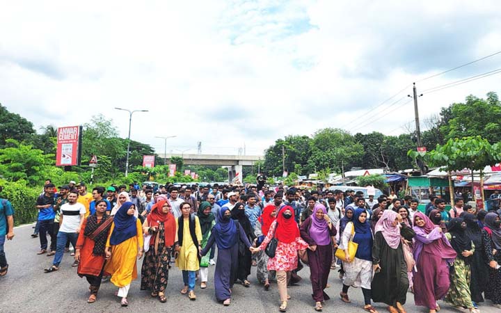 তিন দফা দাবিতে শেকৃবি শিক্ষার্থীদের আগারগাঁও অবরোধ