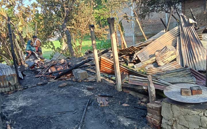 রাজবাড়ীতে অগ্নিকাণ্ডে জামায়াতের দলীয় কার্যালয়সহ ৪টি দোকান পুড়ে ছাই