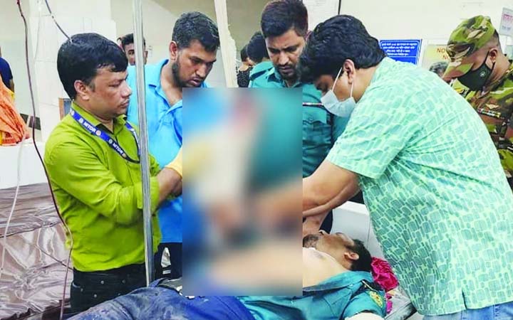 পুলিশ সদস্যকে কুপিয়ে জখম, হাসপাতালে ভর্তি