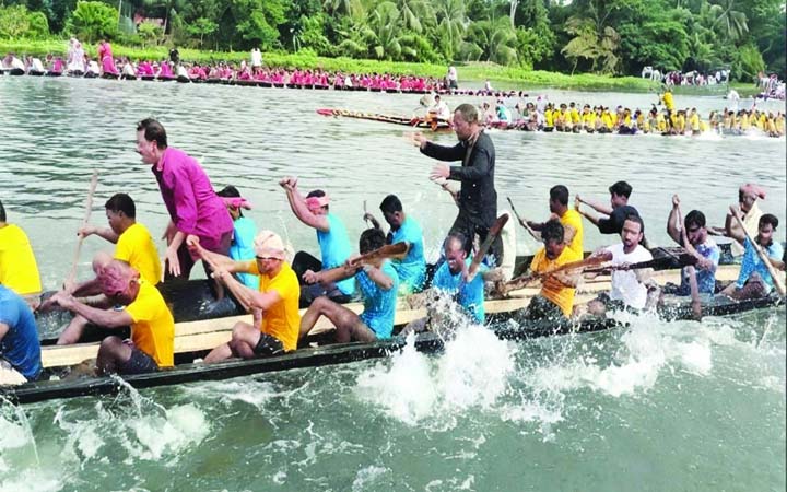 ঐতিহ্যবাহী ‘নৌকাবাইচ’ দেখতে হাজারো মানুষের ঢল