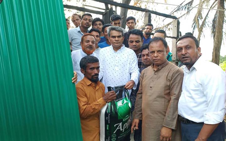 আগুনে বসতঘর পুড়ে যাওয়া পাঁচ পরিবারের মাঝে পিপি রাজ্জাকের ত্রাণ সহায়তা