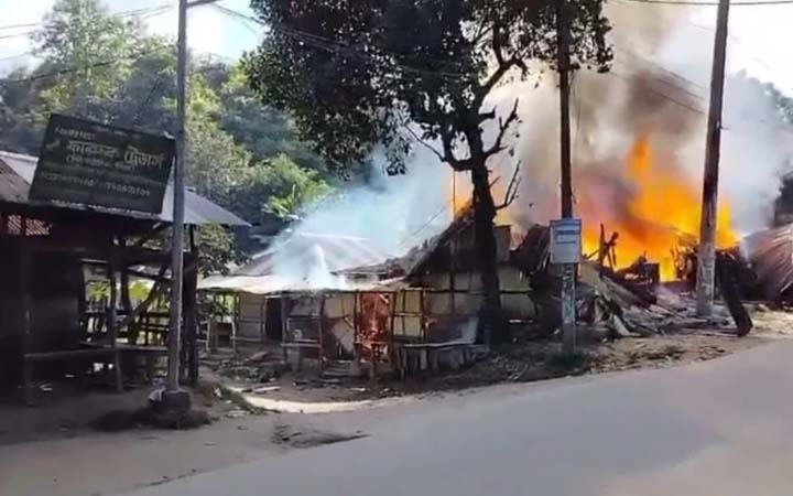 খাগড়াছড়ির রামগড়ে অগ্নিকাণ্ডে ৮ দোকান পুড়ে ছাই
