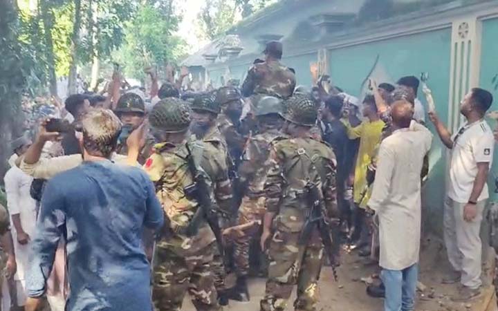 গোয়ালন্দে কবর থেকে মরদেহ তুলে আগুন