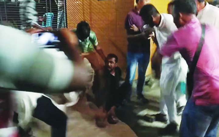 বিএনপির মিছিলে আওয়ামী কর্মীকে পিটুনি