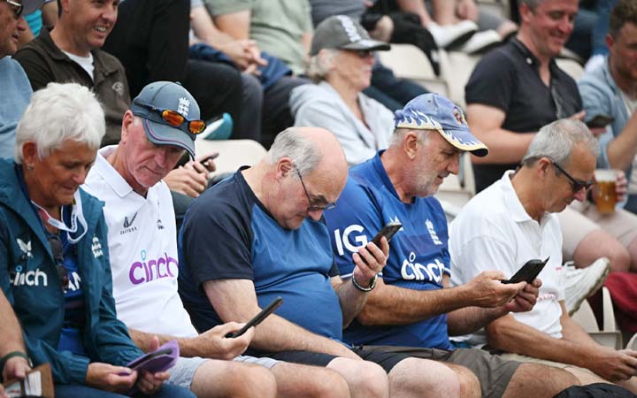 যুক্তরাজ্যে রবিবার লাখো ফোনে বেজে ওঠে সাইরেন