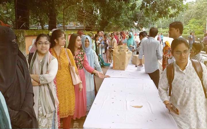 ডাকসু নির্বাচনে কেন্দ্রে কেন্দ্রে শিক্ষার্থীদের দীর্ঘ লাইন