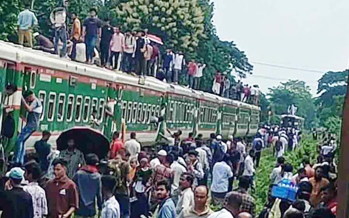 চলন্ত ট্রেন থেকে খুলে গেল ৩ বগি
