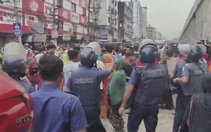 গাজীপুরে বেতন-ভাতার দাবিতে শ্রমিকদের বিক্ষোভ