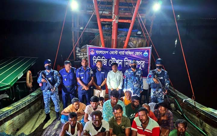 কলাপাড়ায় ১৪ জেলে আটক