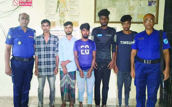 শিবলয়ে স্কুলছাত্রীকে শ্লীলতাহানি, ৫ বখাটেকে পুলিশে দিল এলাকাবাসী