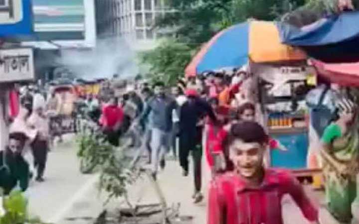 ঢাকায় ককটেল ফাটিয়ে আ.লীগের মিছিল