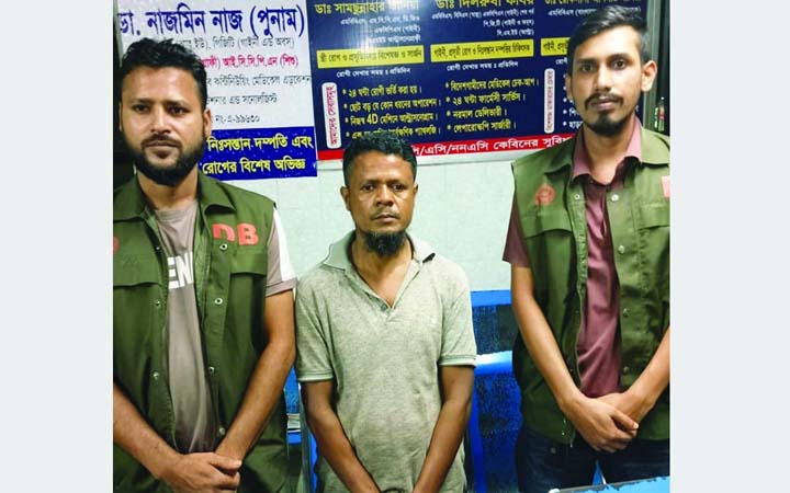 চাঁদপুরে কবরস্থানে ফেলে যাওয়া সেই শিশুর ঘটনায় জড়িত ব্যক্তি আটক