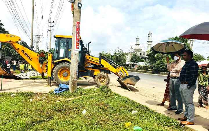 ভালুকায় মহাসড়কের পাশে অবৈধ দোকান উচ্ছেদ অভিযান