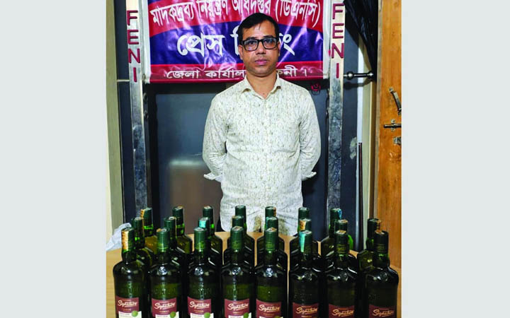 ফেনীতে ২৩ বোতল ভারতীয় মদসহ কারবারি গ্রেপ্তার