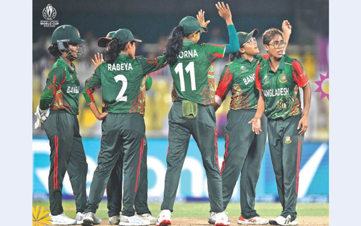 আফসোস ভুলে আত্মবিশ্বাসী মেয়েরা