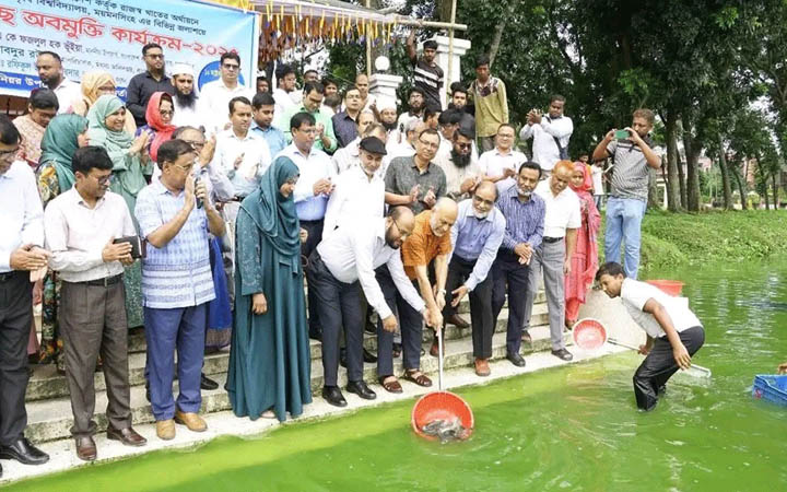 মৎস্যসম্পদ বৃদ্ধির লক্ষ্যে বাংলাদেশ কৃষি বিশ্ববিদ্যালয়ের পুকুরে ৩৫০ কেজি পোনা অবমুক্ত