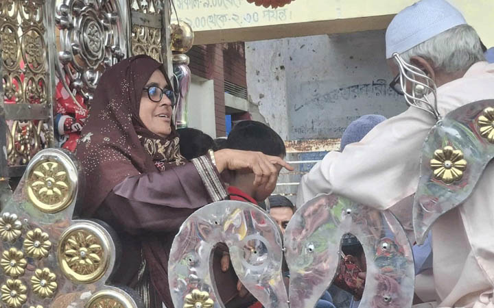 ব্রাহ্মণবাড়িয়ার নবীনগরে প্রধান শিক্ষিকাকে রাজকীয় বিধায় সংবর্ধনা