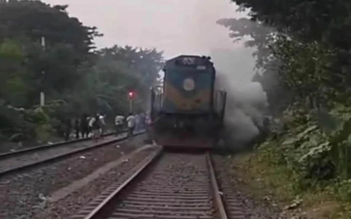 কুষ্টিয়ায় টঙ্গীপাড়া এক্সপ্রেস ট্রেনের ইঞ্জিনে আগুন