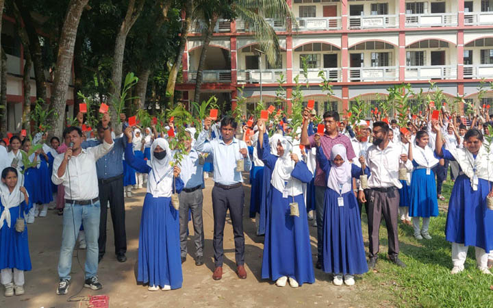 কুমিল্লার চান্দিনায় মাদককে লাল কার্ড দেখিয়ে দেশপ্রেমের শপথ ৪ শ শিক্ষার্থীর