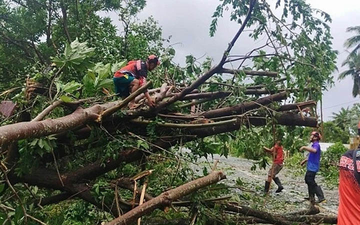 ফিলিপাইনে ঝড়ের আঘাতে ঘরচাপা পড়ে একই পরিবারের পাঁচ জনের মৃত্যু
