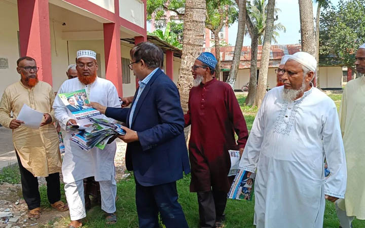 লালমাইয়ে বাগমারা বাজারে বিএনপির লিফলেট বিতরণ