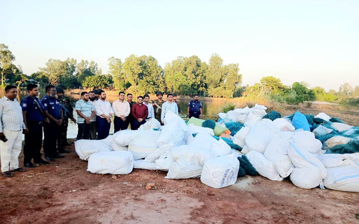 পাবনায় ফরিদপুর ও সাঁথিয়ায় ৪০ লাখ টাকার নিষিদ্ধ চায়না দুয়ারি জাল ধ্বংস