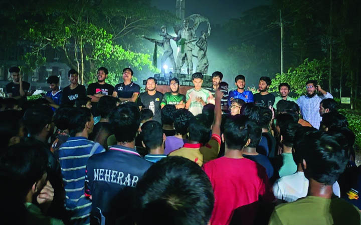 গোসলরত ছাত্রের ভিডিও ধারণ : শাস্তির দাবিতে মধ্যরাতে চুয়েটে বিক্ষোভ