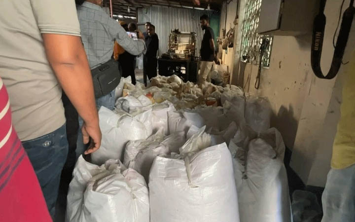 ফতুল্লায় অনুমোদনহীন কারখানায় অভিযান, ৮২৫ কেজি পলিথিন জব্দ