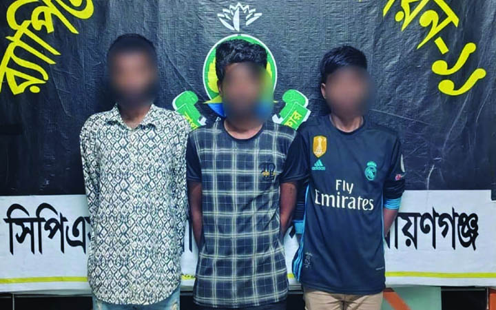 ঢাকা-চট্টগ্রাম মহাসড়কে দেশীয় অস্ত্রসহ ৩ ছিনতাইকারী গ্রেপ্তার