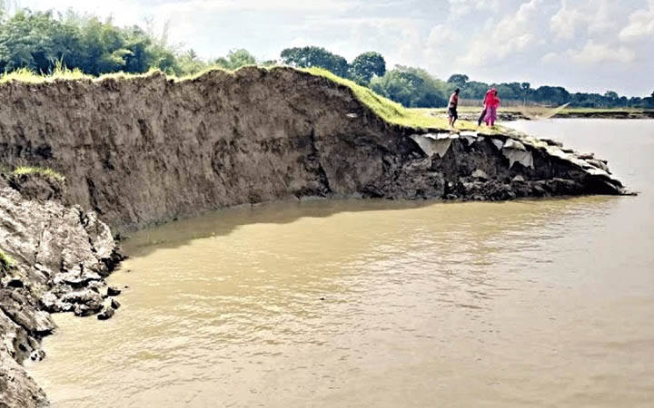 চরভদ্রাসনে পদ্মার ভাঙনে ত্রিশ মিটার জিওব্যাগের বাঁধ বিলীন