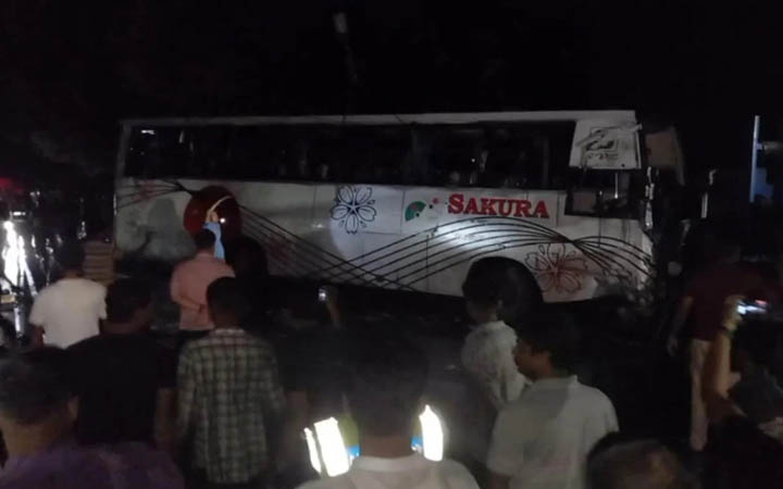 প্রবল বৃষ্টিতে এক্সপ্রেসওয়েতে  বাস উল্টে ১৫ যাত্রী আহত