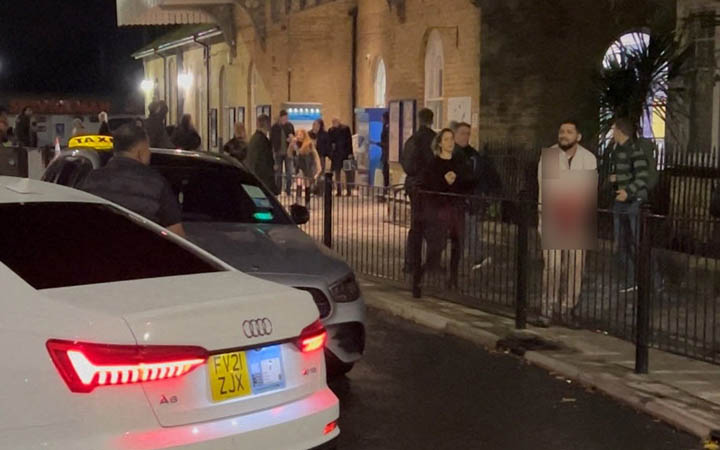 ইংল্যান্ডে ট্রেনের ভেতর এলোপাতাড়ি ছুরিকাঘাত, আহত ৯