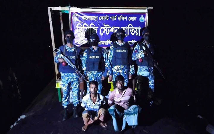 হাতিয়ার মেঘনা নদীতে ১৪০ টন চোরাই কয়লাসহ আটক দুই