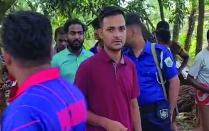 চাঁদাবাজির অভিযোগ, রাজশাহীর দুর্গাপুরে দুই পুলিশ কনস্টেবলকে গণধোলাই