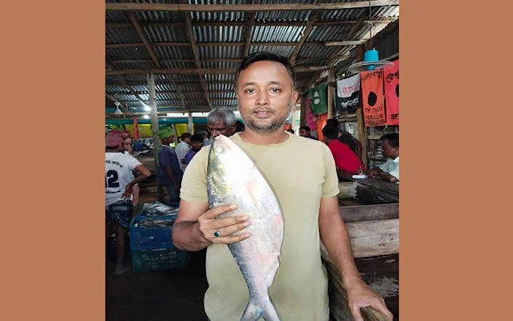 এক ইলিশ ১০ হাজার ৮০০ টাকায় বিক্রি
