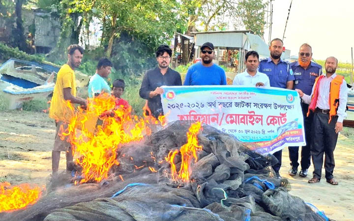 চরভদ্রাসনে পদ্মা নদীর সাড়ে তিন কিলোমিটার বাঁধ অপসারণ