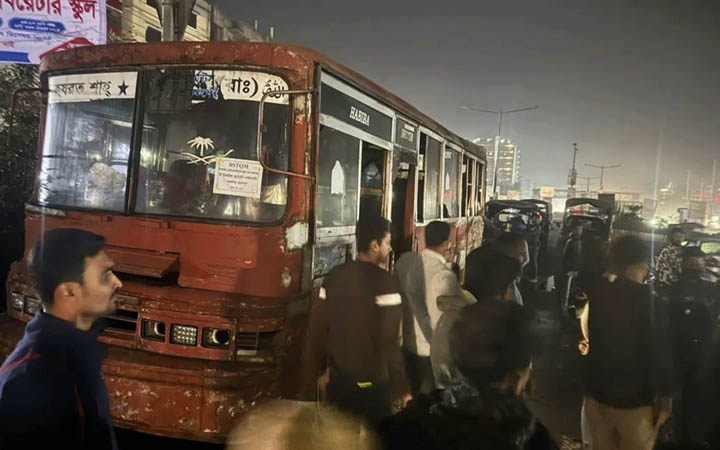 সাভারে দাঁড়িয়ে থাকা বাসে আগুন, লাফিয়ে প্রাণে বাঁচলেন চালক