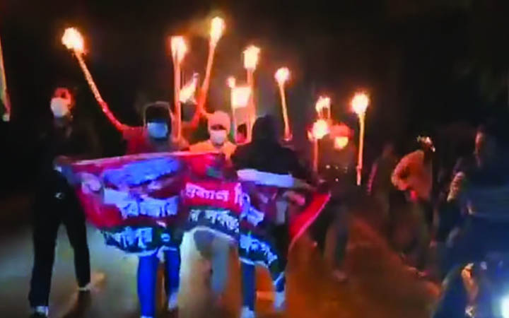 ঢাকা-বরিশাল মহাসড়কে নিষিদ্ধ ছাত্রলীগের মশাল মিছিল