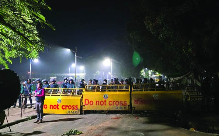 রাজধানীর ধানমন্ডি ৩২ নম্বর-সংলগ্ন মিরপুর সড়কে যান চলাচল স্বাভাবিক