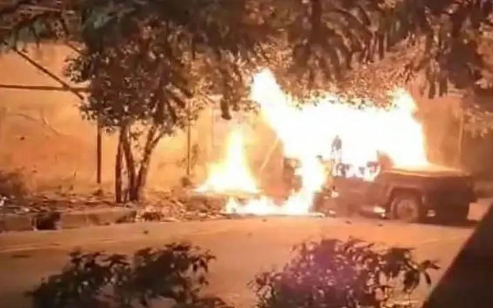 রাজধানীর আগারগাঁওয়ে পার্কিং করা গাড়িতে আগুন