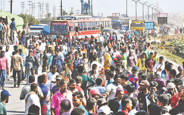 সাভারে ইটভাটা সচল রাখার দাবিতে মহাসড়ক অবরোধ