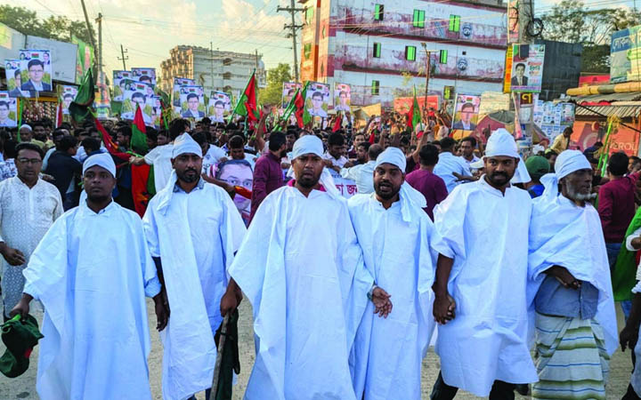 বিএনপির প্রার্থী পরিবর্তনের দাবিতে নোয়াখালীতে কাফনের কাপড় পরে বিক্ষোভ