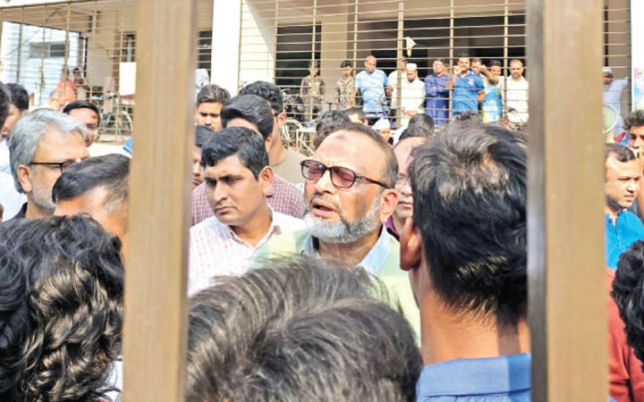 নিরাপদ আবাসনের দাবিতে কর্মচারীদের ভবন ঘেরাও