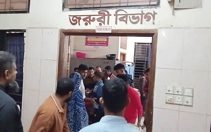 ঠাকুরগাঁওয়ে নসিমন-মাইক্রোবাস সংঘর্ষ : পানি সম্পদ মন্ত্রণালয়ের সচিবসহ আহত ৯