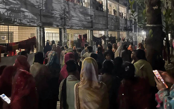 হল ছেড়ে খোলা আকাশের নিচে ইডেন শিক্ষার্থীরা