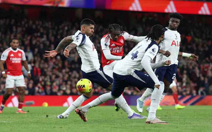 এবেরেচি এজের দুর্দান্ত হ্যাটট্রিকে টটেনহ্যামকে বিধ্বস্ত করল আর্সেনাল