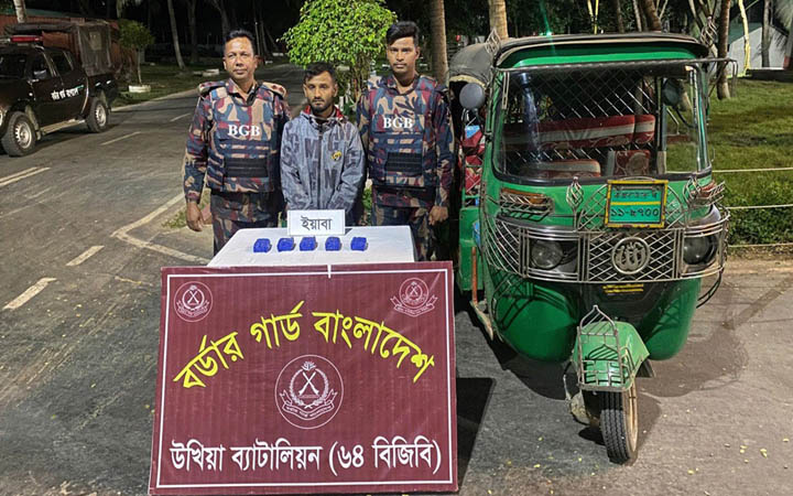 মেরিন ড্রাইভে দশ হাজার ইয়াবাসহ সিএনজি চালক আটক