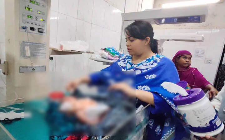 মাদারীপুর শহরের একটি প্রাইভেট ক্লিনিকের বাথরুমে রক্তাক্ত নবজাতক