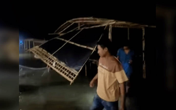 সেন্ট মার্টিনে হঠাৎ জোয়ারের পানিতে ভাঙল দোকান, দৌড়ে নিরাপদে পর্যটকরা