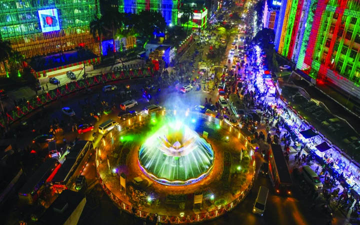 মহান বিজয় দিবস উপলক্ষে লাল-সবুজে সেজেছে ঢাকা